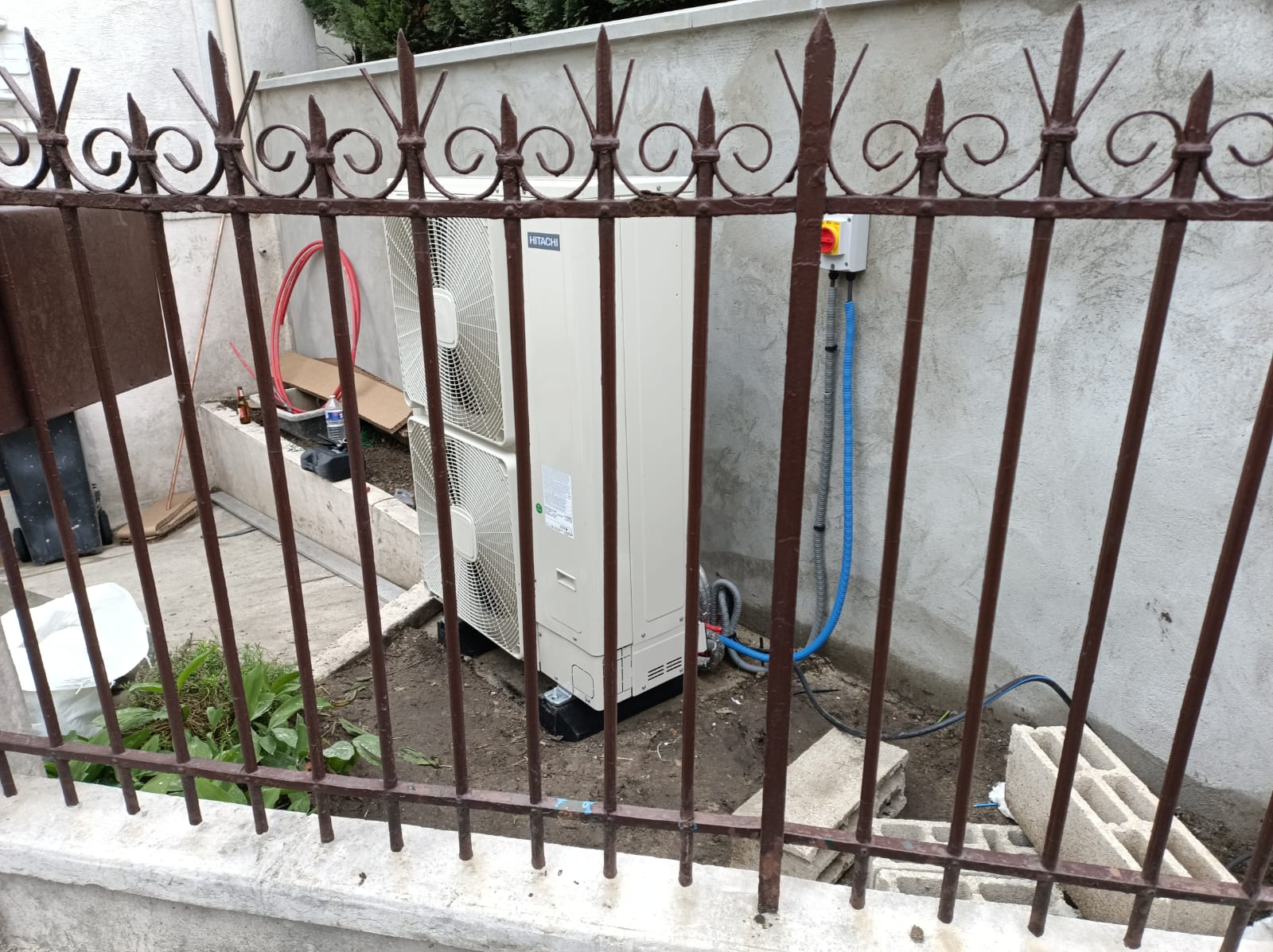 Histoire d'eau plombier chauffagiste Montreuil Paris Ile de France Installation pompe à chaleur 14 KW avec remplacement de mur mitoyen (1)