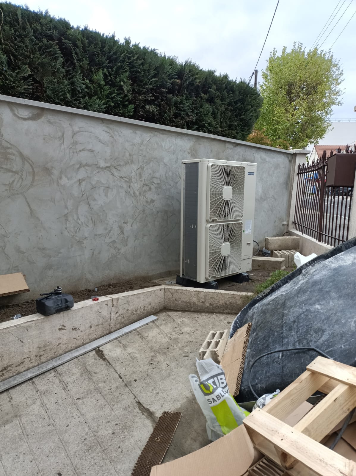 Histoire d'eau plombier chauffagiste Montreuil Paris Ile de France Installation pompe à chaleur 14 KW avec remplacement de mur mitoyen (2)