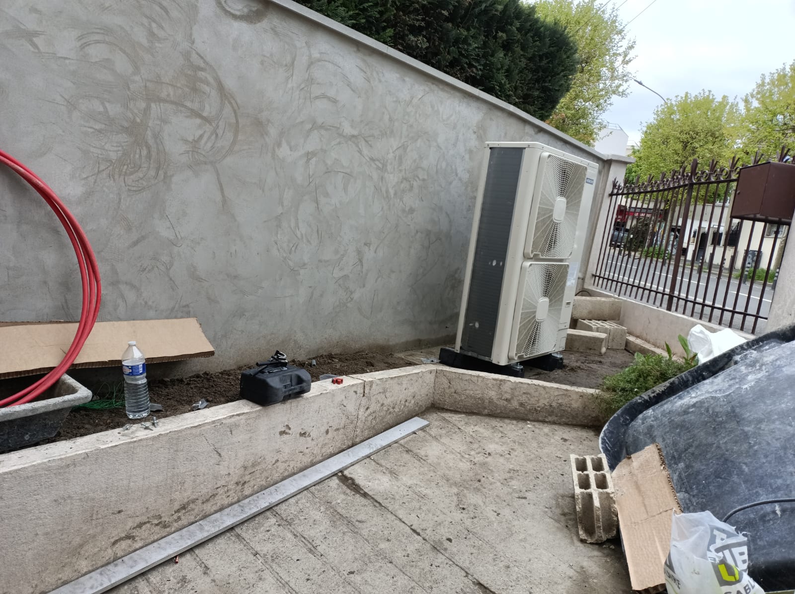 Histoire d'eau plombier chauffagiste Montreuil Paris Ile de France Installation pompe à chaleur 14 KW avec remplacement de mur mitoyen (3)
