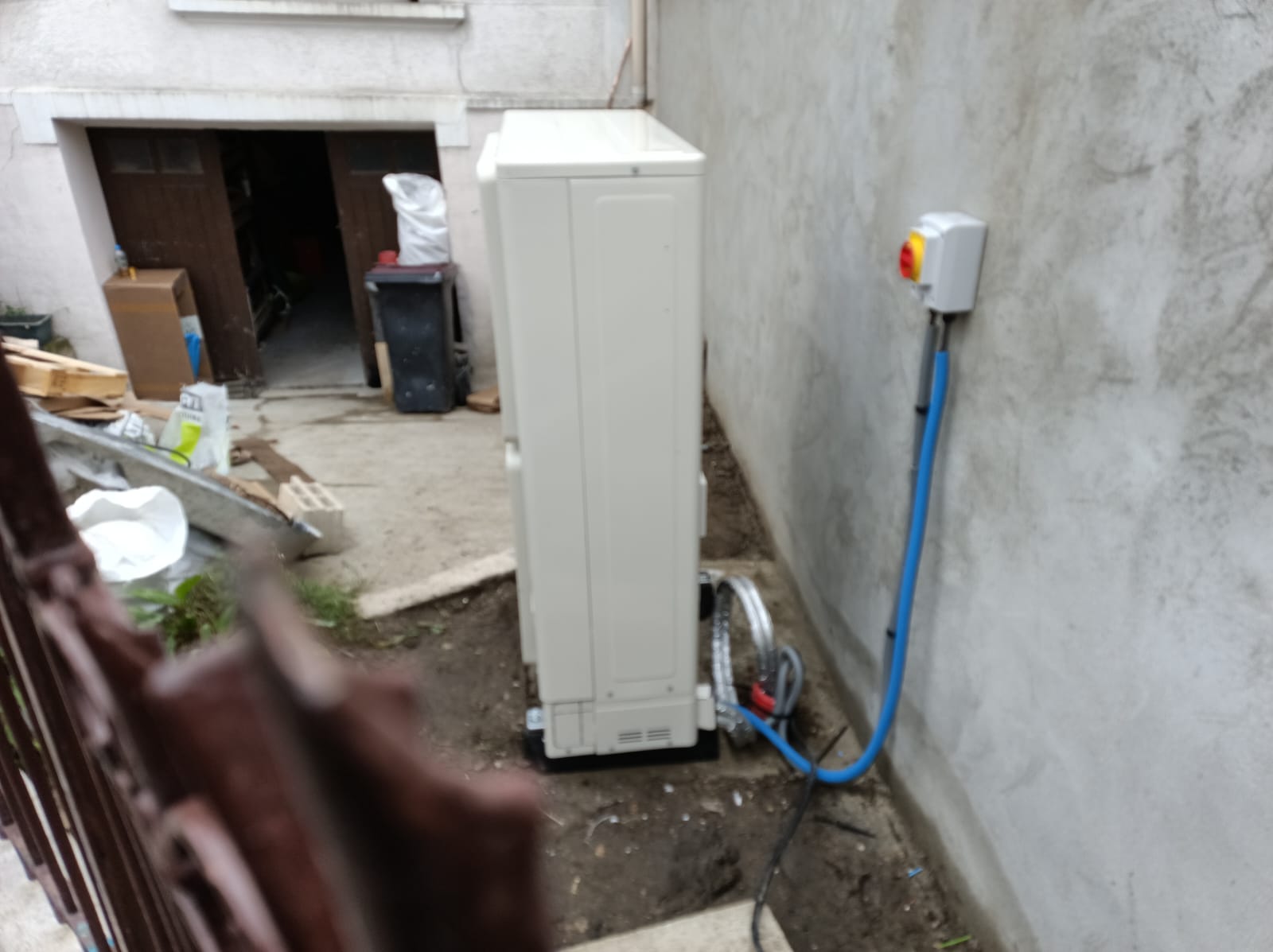 Histoire d'eau plombier chauffagiste Montreuil Paris Ile de France Installation pompe à chaleur 14 KW avec remplacement de mur mitoyen (4)